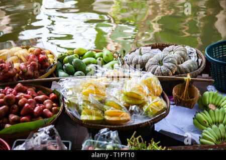 Floating Market - Ansicht von oben Boot voller frischer Früchte zum Verkauf Stockfoto