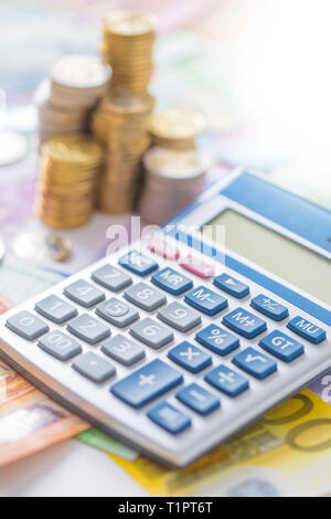 Close-up Euro-Münzen und -Banknoten mit Taschenrechner. Stockfoto