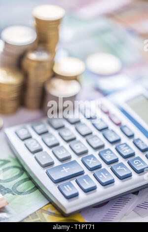 Close-up Euro-Münzen und -Banknoten mit Taschenrechner. Stockfoto