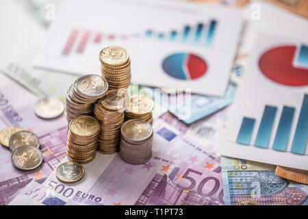 Die Euro-Münzen und -Banknoten mit der Grafik. Stockfoto