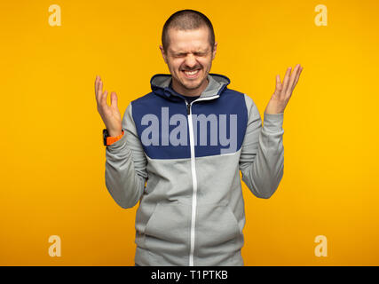 Happy laughting emotionale Mann getragen in Hoodie Stockfoto