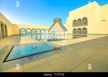 Doha, Katar - Februar 16, 2019: Hof des Museum für Islamische Kunst mit Brunnen und gewölbten Fenstern Blick auf Doha West Bay und Persischen Golf Stockfoto