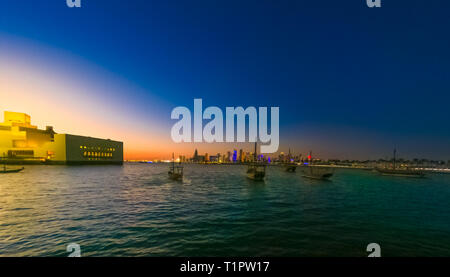 Landschaft Meer Landschaft der Bucht von Doha nach Sonnenuntergang. Traditionelle dhows und West Bay Skyline am Abend. Urbane Stadtbild von Doha, Hauptstadt von Katar Stockfoto