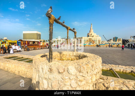 Doha, Katar - Februar 20, 2019: Tauben am alten Brunnen Brunnen, Wahrzeichen im Souq Waqif. Naher Osten, Arabische Halbinsel. Fanar islamischen kulturellen Stockfoto