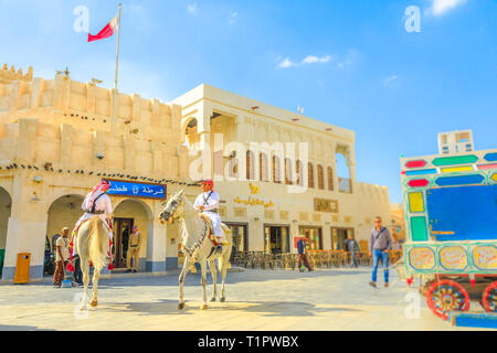 Doha, Katar - Februar 20, 2019: Polizei auf Pferd im Souq Waqif reiten Weiße arabische Pferde. Beliebte Touristenattraktion im Mittleren Osten, 1001 Stockfoto