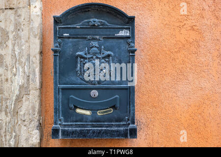 Vintage metall Briefkasten an der alten Stadtmauer. Syrakus, Ortigia, Sizilien, Italien Stockfoto