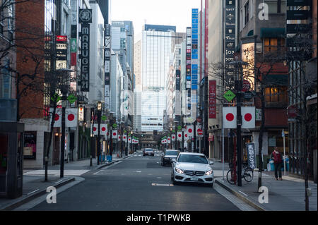 01.01.2018, Tokyo, Japan, Asien - Blick nach unten in einer Seitenstraße in der Nähe von Chuo-Dori Avenue in der Ginza Stadtteil von Japans Hauptstadt. Stockfoto