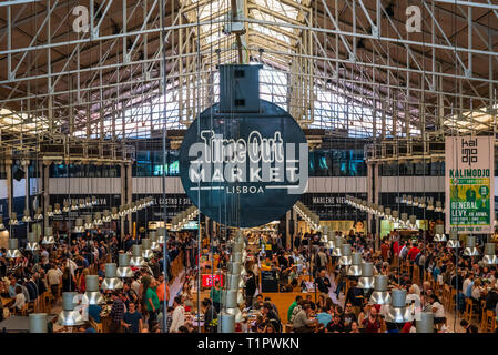 Time Out Markt Lisboa ist ein Food Hall im Mercado da Ribeira am Cais do Sodré entfernt in Lissabon, Portugal Stockfoto