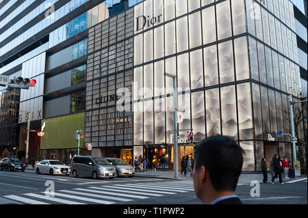 01.01.2018, Tokyo, Japan, Asien - Straßenszene mit Haus von Dior und Celine stores entlang Chuo-Dori Avenue in der Ginza Stadtteil von Japans Hauptstadt. Stockfoto