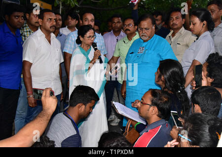 Kolkata, Indien. 27 Mär, 2019. West Bengal Chief Minister und TMC supremo Mamata Banerjee (in der Mitte) Inter mit dem SSC-Aspiranten, die in Hungerstreik sind für die letzten 28 Tage handeln. Credit: Saikat Paul/Pacific Press/Alamy leben Nachrichten Stockfoto