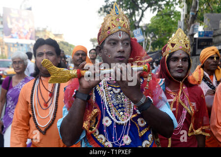 Kolkata, Indien. 27 Mär, 2019. Künstler in farbenfroher Kleidung nehmen Sie teil an einer Prozession in die Welt Theater Tag feiern. Credit: Saikat Paul/Pacific Press/Alamy leben Nachrichten Stockfoto