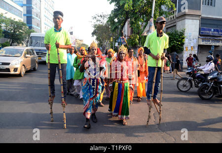 Kolkata, Indien. 27 Mär, 2019. Künstler in farbenfroher Kleidung nehmen Sie teil an einer Prozession in die Welt Theater Tag feiern. Credit: Saikat Paul/Pacific Press/Alamy leben Nachrichten Stockfoto