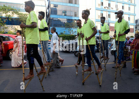 Kolkata, Indien. 27 Mär, 2019. Künstler in farbenfroher Kleidung nehmen Sie teil an einer Prozession in die Welt Theater Tag feiern. Credit: Saikat Paul/Pacific Press/Alamy leben Nachrichten Stockfoto