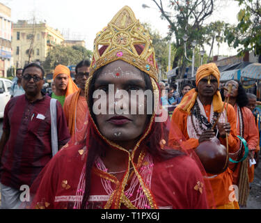 Kolkata, Indien. 27 Mär, 2019. Künstler in farbenfroher Kleidung nehmen Sie teil an einer Prozession in die Welt Theater Tag feiern. Credit: Saikat Paul/Pacific Press/Alamy leben Nachrichten Stockfoto