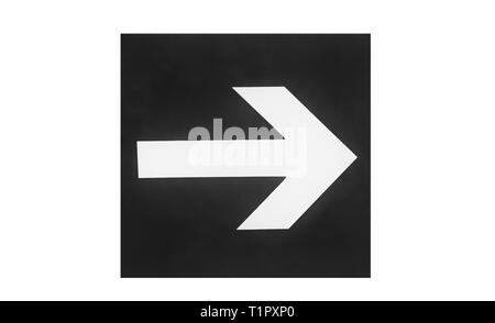 Ein Schild an der Wand mit einem Blinker in der Form eines Pfeils. Auf einem weißen Hintergrund dargestellt. Schwarz-weiß-Bild. Stockfoto