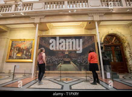 Die Passanten auf dem Gemälde 'Dentwickelte sich das Parlament durch die Graffiti Künstler Banksy, der auf der Bristol Museum ist. Stockfoto