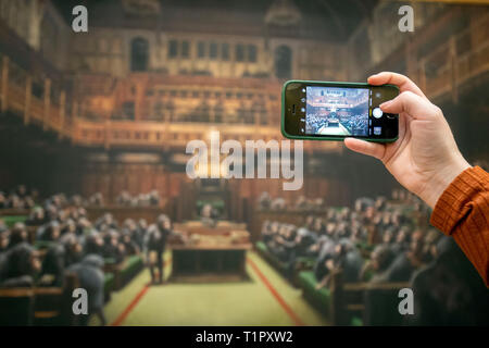 Ein Passant macht ein Foto von dem Gemälde 'Dentwickelte sich das Parlament durch die Graffiti Künstler Banksy, der auf der Bristol Museum ist. Stockfoto