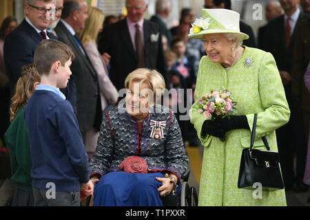 Sam Henderson, Poppy Shaw (links, verdeckt) und der Herr Leutnant von Somerset, Annie Maw, grüße Queen Elizabeth II in Castle Cary Station, wo Sie für den Start ihres Besuchs in Somerset angekommen. Stockfoto