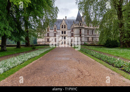 Der Eingang zum Château d'Azay-le-Rideau, in Azay-le-Rideau, Loire Tal, Frankreich ist über eine Brücke in eine Insel im Fluss Indre. Stockfoto