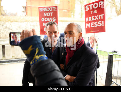 Chuka Umunna (rechts) wird von einem Anti-Brexit Mitkämpfer auf College Green in Westminster, London befragt. Stockfoto