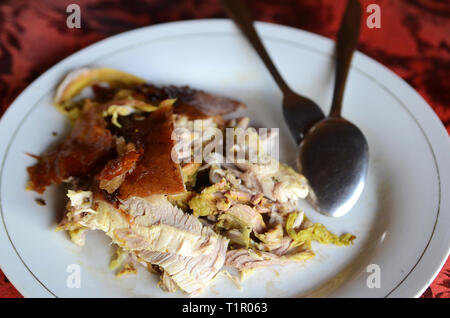 Portion Spanferkel auf Platte, einem der balinesischen berühmtesten Gerichte Stockfoto
