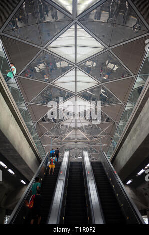 22.03.2019, Singapur, Republik Singapur, Asien - Fahrtreppen und Innenansicht der Expo Bahnhof entlang der MRT-Netzwerk. Stockfoto