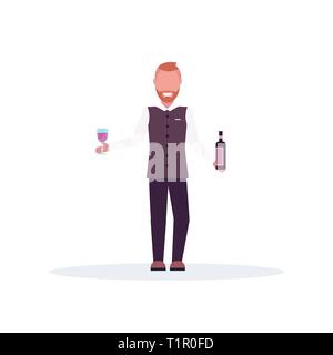 Lächelnd Barkeeper holding Wein Flasche und Glas Barkeeper in Uniform bei der Arbeit männliche Zeichentrickfigur stehen in voller Länge weißen Hintergrund darstellen Stock Vektor