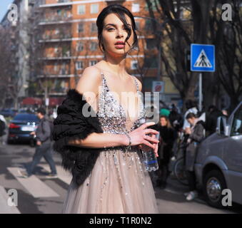 Mailand, Italien: 21. Februar 2019: Fashion Blogger street style Outfit vor Armani Modenschau in Mailand auf der Fashion Week Herbst/Winter 2019/2020 Stockfoto