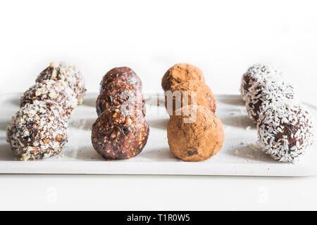 Hausgemachte Energie beißt, vegane Schokolade Trüffel mit Kakao und Kokosraspeln. Konzept und gesundes Essen. Close Up. Stockfoto