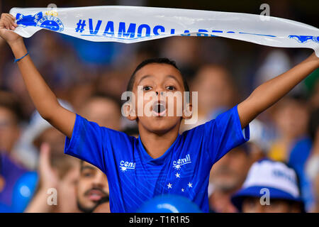 Belo Horizonte, Brasilien. 27 Mär, 2019. Cruzeiro Ventilator während der Match zwischen Cruzeiro vs Deportivo Lara, gültig für die Copa Libertadores de América gehalten an der Mineirão Stadion. Credit: Daniel Oliveira/FotoArena/Alamy leben Nachrichten Stockfoto