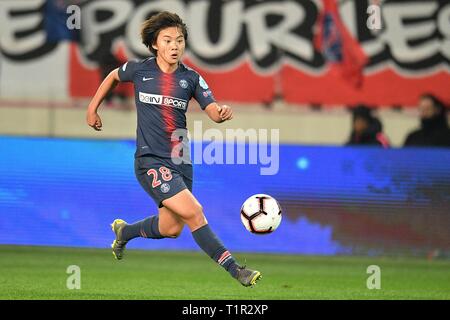 Paris, Frankreich. 27 Mär, 2019. Paris Saint-Germain des Wang Shuang steuert die Kugel während der zweiten Etappe Match der UEFA-Champions League Viertelfinale zwischen Paris Saint-Germain und Chelsea bei Jean Bouin Stadion in Paris, Frankreich, am 27. März 2019. Chelsea verloren das Spiel 1-2, aber immer noch erweitert, um die Halbfinale mit einem Gesamtscore von 3-2. Credit: Jack Chan/Xinhua/Alamy leben Nachrichten Stockfoto