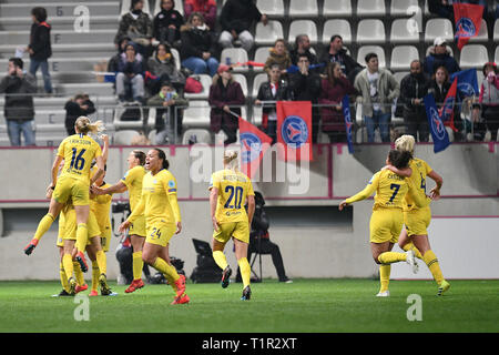 Paris, Frankreich. 27 Mär, 2019. Chelseas Spieler feiern nach zählen während der zweiten Etappe Match der UEFA-Champions League Viertelfinale zwischen Paris Saint-Germain und Chelsea bei Jean Bouin Stadion in Paris, Frankreich, am 27. März 2019. Chelsea verloren das Spiel 1-2, aber immer noch erweitert, um die Halbfinale mit einem Gesamtscore von 3-2. Credit: Jack Chan/Xinhua/Alamy leben Nachrichten Stockfoto