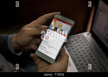 Peking, Indisch kontrollierten Teil Kaschmirs, China. 27 Mär, 2019. Ein Mann Uhren indische Ministerpräsident Narendra Modi's Adresse auf sein Mobiltelefon in Srinagar, Sommer, die Hauptstadt der Indischen-kontrollierten Kaschmir, 27. März 2019. Narendra Modi Mittwoch in einer überraschung Rede an die Nation behauptete Indische Wissenschaftler, der ein Satellit auf einer Low Earth Orbit (LEO) mit Anti-satelliten-Waffe eine-SAT. Credit: Javed Dar/Xinhua/Alamy leben Nachrichten Stockfoto