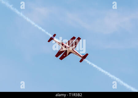 Peking, Malaysia. 27 Mär, 2019. Jupiter Aerobatic Team von Indonesien führt während des 15 Langkawi International Maritime und Luft- und Raumfahrtausstellung (LIMA) in Langkawi, Malaysia, 27. März 2019. Die Ausstellung begann am Dienstag, die mit Verteidigung Unternehmen rund um den Globus, die für einen grösseren Anteil in der Asiatischen Verteidigungsindustrie. Credit: Zhu Wei/Xinhua/Alamy leben Nachrichten Stockfoto