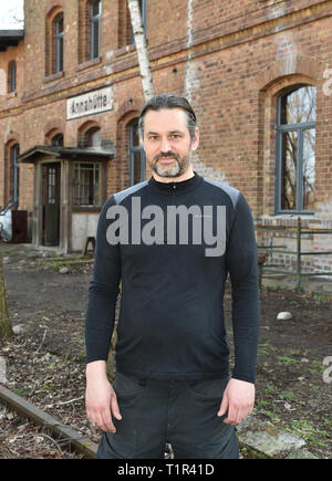 Potsdam, Deutschland. 23 Mär, 2019. Simon Breth steht vor seiner Musik station Annahütte. Der Architekt und hobby Musiker gekauft die Station und konvertiert sie in ein Studio mit einer Rente. (Dpa' Recording Studio mit dem Musiker Pension: Neues Leben für die Annahütte Station") Quelle: Bernd Settnik/dpa-Zentralbild/dpa/Alamy leben Nachrichten Stockfoto