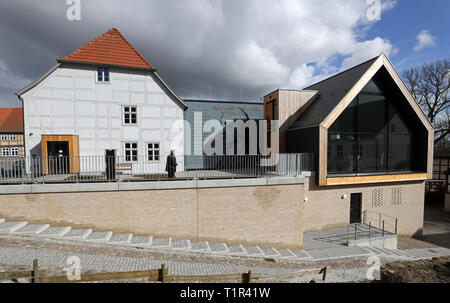 Penzlin, Deutschland. 25 Mär, 2019. Die Stadt Schule umgebaut und erweitert, in dem Johann Heinrich Voss (1751-1826) von 1759-1766 gelernt, am 29.03.2019 als literarisches Haus für den Homer Übersetzer geöffnet wird. Die 2,2 Millionen Euro teure Projekt umfasst die Ausstellung "Johann Heinrich Voß. Eine Griechische aus Mecklenburg", ein Veranstaltungssaal, touristische Informationen und Bibliothek. Der berühmteste Sohn der Stadt wurde bekannt als Dichter vor allem mit Übersetzungen der "Odyssee" und "Ilias", zu denen auch die Legende über die Eroberung des antiken Troja gehörte. Quelle: Bernd Wüstneck/dpa/Alamy leben Nachrichten Stockfoto