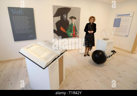 Penzlin, Deutschland. 25 Mär, 2019. Andrea Rudolph, Direktor, steht in der Ausstellung "Johann Heinrich Voß. Eine Griechische aus Mecklenburg" in die Zukunft Literaturhaus. Die Stadt Schule umgebaut und erweitert, in dem Johann Heinrich Voss (1751-1826) von 1759-1766 gelernt, am 29.03.2019 als literarisches Haus für den Homer Übersetzer geöffnet wird. Der berühmteste Sohn der Stadt wurde bekannt als Dichter vor allem mit Übersetzungen der "Odyssee" und "Ilias", zu denen auch die Legende über die Eroberung des antiken Troja gehörte. Quelle: Bernd Wüstneck/dpa/Alamy leben Nachrichten Stockfoto