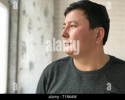 Almaty, Kasachstan. 23 Nov, 2018. Kairat Samarkan, ein ehemaliger Insasse eines chinesischen Re-education Camp, nach Almaty zugelassen. Er kommt aus Xinjiang, Provinz von Unruhen in Westchina. Jetzt lebt er im benachbarten Kasachstan (dpa Geschichte: China und der Uiguren) Credit: Simina Mistrenau/dpa/Alamy leben Nachrichten Stockfoto