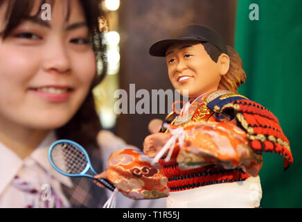 Tokio, Japan. 28. März, 2019. Japanische Doll Maker Kyugetsu enthüllt ein Samurai Puppe weiblicher Professional tennis player Naomi Osaka, der die US Open und Australian Open Tennis Championships im Showroom des Unternehmens in Tokio am Donnerstag, März 28, 2019 gewann der Kindertag am 5. Mai zu feiern. In der japanischen Tradition, Eltern schmücken Samurai Puppen mit dem Wunsch, dass ihre Kinder bis zu gesund und robust wachsen. Credit: Yoshio Tsunoda/LBA/Alamy leben Nachrichten Stockfoto