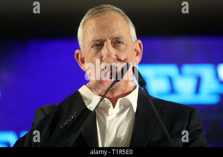 Tel Aviv, Israel. 27 Mär, 2019. Benny Gantz, einer der Führer der israelischen Partei der Mitte, Blau und Weiß, spricht während einer Pressekonferenz in Tel Aviv, Israel, am 27. März 2019. Die israelischen Wahlen wird am 9. April statt. Credit: Jini/Gideon Markowicz/Xinhua/Alamy leben Nachrichten Stockfoto