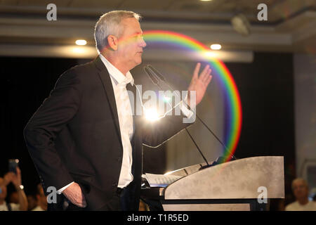 Tel Aviv, Israel. 27 Mär, 2019. Benny Gantz, einer der Führer der israelischen Partei der Mitte, Blau und Weiß, spricht während einer Pressekonferenz in Tel Aviv, Israel, am 27. März 2019. Die israelischen Wahlen wird am 9. April statt. Credit: Jini/Gideon Markowicz/Xinhua/Alamy leben Nachrichten Stockfoto