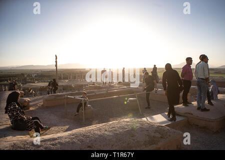 (190328) - Shiraz, 28. März 2019 (Xinhua) - Touristen besuchen die alten persischen Stadt Persepolis außerhalb Shiraz, südlichen Iran am 27. März 2019. Persepolis, ein UNESCO-Weltkulturerbe, war die Hauptstadt des achämenidischen Reichs von Persien (550-330 v. Chr.). Es war der König der Könige, Darius I, der einen eindrucksvollen Schlossanlage durch mesopotamische Modelle inspiriert. Die Bedeutung und die Qualität des monumentalen Ruinen machen es zu einem einzigartigen archäologischen Stätte. (Xinhua / Ahmad Halabisaz) Stockfoto