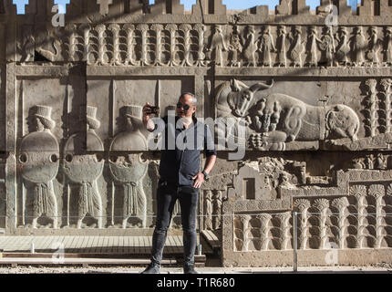 (190328) - Shiraz, 28. März 2019 (Xinhua) - ein Mann nimmt selfie in der alten persischen Stadt Persepolis außerhalb Shiraz, südlichen Iran am 27. März 2019. Persepolis, ein UNESCO-Weltkulturerbe, war die Hauptstadt des achämenidischen Reichs von Persien (550-330 v. Chr.). Es war der König der Könige, Darius I, der einen eindrucksvollen Schlossanlage durch mesopotamische Modelle inspiriert. Die Bedeutung und die Qualität des monumentalen Ruinen machen es zu einem einzigartigen archäologischen Stätte. (Xinhua / Ahmad Halabisaz) Stockfoto