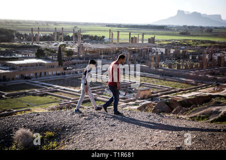 (190328) - Shiraz, 28. März 2019 (Xinhua) - Touristen besuchen die alten persischen Stadt Persepolis außerhalb Shiraz, südlichen Iran am 27. März 2019. Persepolis, ein UNESCO-Weltkulturerbe, war die Hauptstadt des achämenidischen Reichs von Persien (550-330 v. Chr.). Es war der König der Könige, Darius I, der einen eindrucksvollen Schlossanlage durch mesopotamische Modelle inspiriert. Die Bedeutung und die Qualität des monumentalen Ruinen machen es zu einem einzigartigen archäologischen Stätte. (Xinhua / Ahmad Halabisaz) Stockfoto