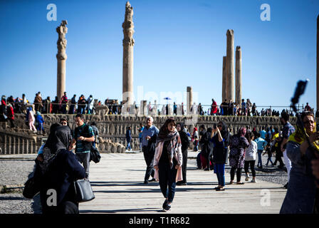 (190328) - Shiraz, 28. März 2019 (Xinhua) - Touristen besuchen die alten persischen Stadt Persepolis außerhalb Shiraz, südlichen Iran am 27. März 2019. Persepolis, ein UNESCO-Weltkulturerbe, war die Hauptstadt des achämenidischen Reichs von Persien (550-330 v. Chr.). Es war der König der Könige, Darius I, der einen eindrucksvollen Schlossanlage durch mesopotamische Modelle inspiriert. Die Bedeutung und die Qualität des monumentalen Ruinen machen es zu einem einzigartigen archäologischen Stätte. (Xinhua / Ahmad Halabisaz) Stockfoto