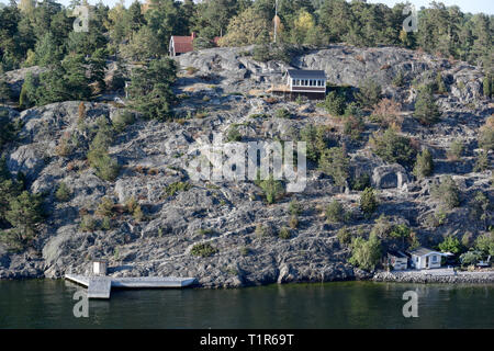 13. Juli 2018, Schweden, Stockholm: Archipel mit Häusern und Stegen in der Nähe der schwedischen Hauptstadt. Die Stockholmer Archipel besteht aus über 30.000 Inseln, Schären und Felsen. Foto: Holger Hollemann/dpa Stockfoto