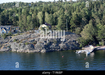 13. Juli 2018, Schweden, Stockholm: Archipel mit Häusern und Stegen in der Nähe der schwedischen Hauptstadt. Die Stockholmer Archipel besteht aus über 30.000 Inseln, Schären und Felsen. Foto: Holger Hollemann/dpa Stockfoto