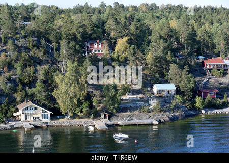 13. Juli 2018, Schweden, Stockholm: Archipel mit Häusern und Stegen in der Nähe der schwedischen Hauptstadt. Die Stockholmer Archipel besteht aus über 30.000 Inseln, Schären und Felsen. Foto: Holger Hollemann/dpa Stockfoto