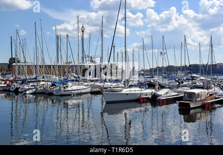 13. Juli 2018, Schweden, Stockholm: Segeln Schiffe und Boote werden an den Landungsbrücken im Hafen Wasahamnen Gast auf Djurgården Insel in der schwedischen Hauptstadt. Stockholm besteht aus 14 Inseln mit einem großen Archipel in der Ostsee, um mehr als 50 Brücken verbunden. Foto: Holger Hollemann/dpa Stockfoto