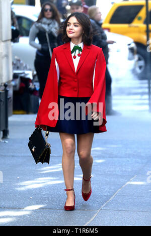 New York, USA. 26 Mär, 2019. Lucy Hale schießen die TV Movie' Katy Keene' vor der Bergdorf Goodman Department Store. New York, 26.03.2019 | Verwendung der weltweiten Kredit: dpa/Alamy leben Nachrichten Stockfoto